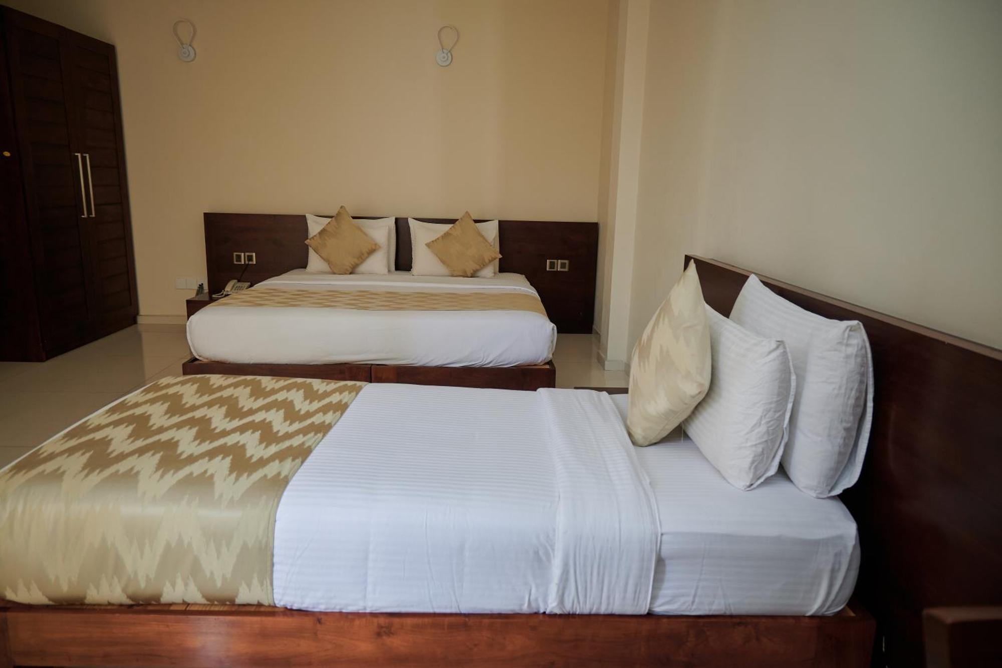 Kethumathee Hotel & Banquet 拉特纳普勒 外观 照片