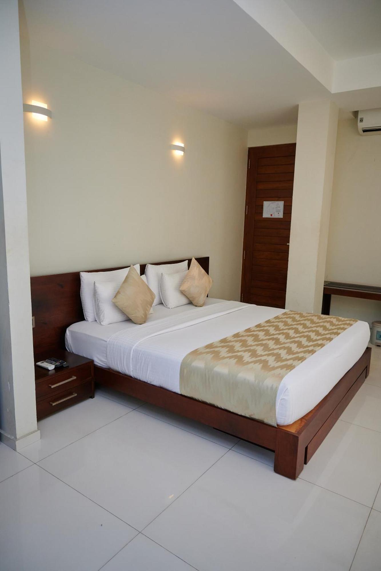 Kethumathee Hotel & Banquet 拉特纳普勒 外观 照片