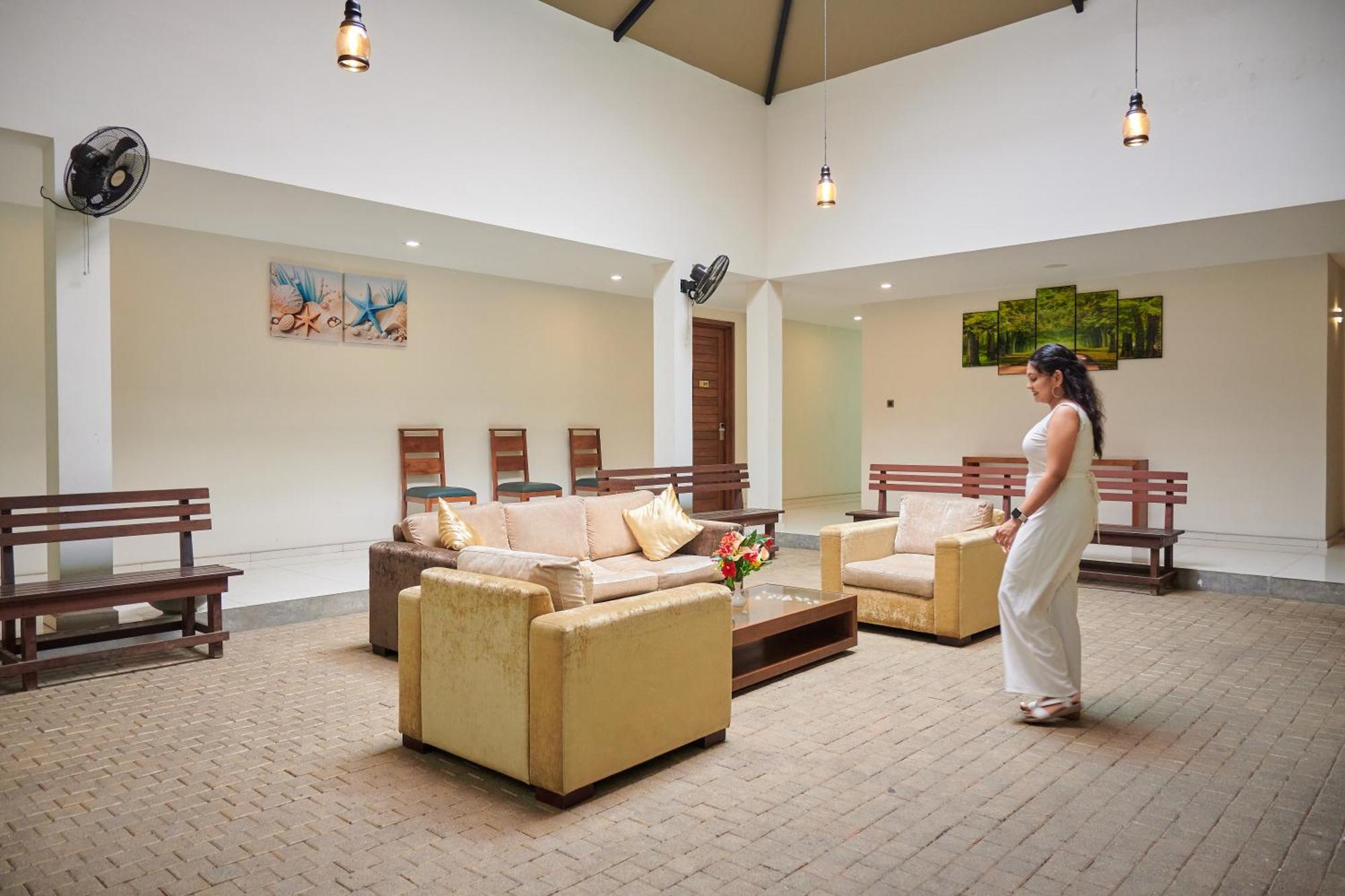 Kethumathee Hotel & Banquet 拉特纳普勒 外观 照片