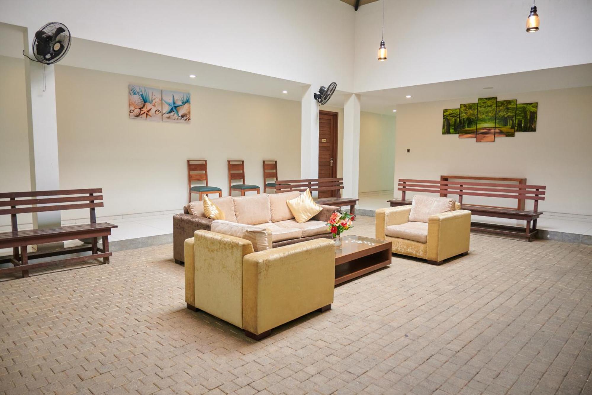 Kethumathee Hotel & Banquet 拉特纳普勒 外观 照片
